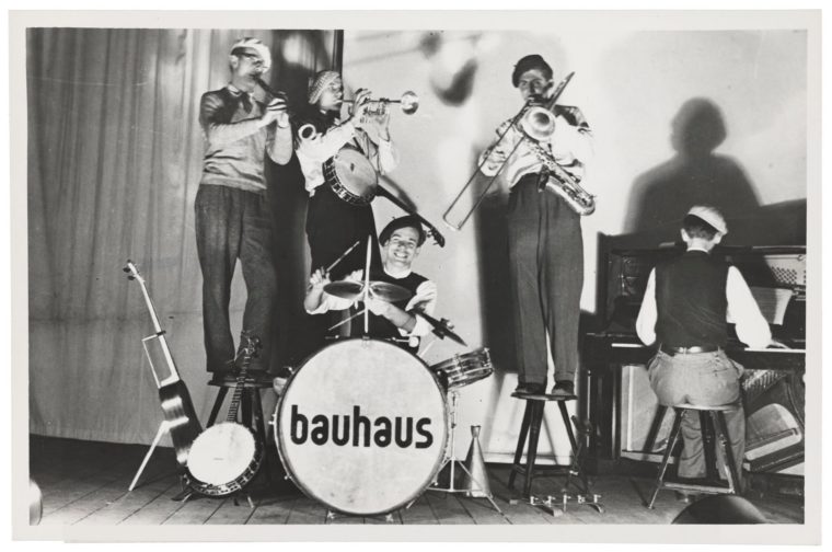 Die Bauhaus-Kapelle (T. Lux Feininger: Klarinette, Waldemar Alder: Trompete, Ernst Egeler: Schlagzeug, Clemens Röseler: Posaune, Friedhelm Strenger: Klavier), Dessau 1930