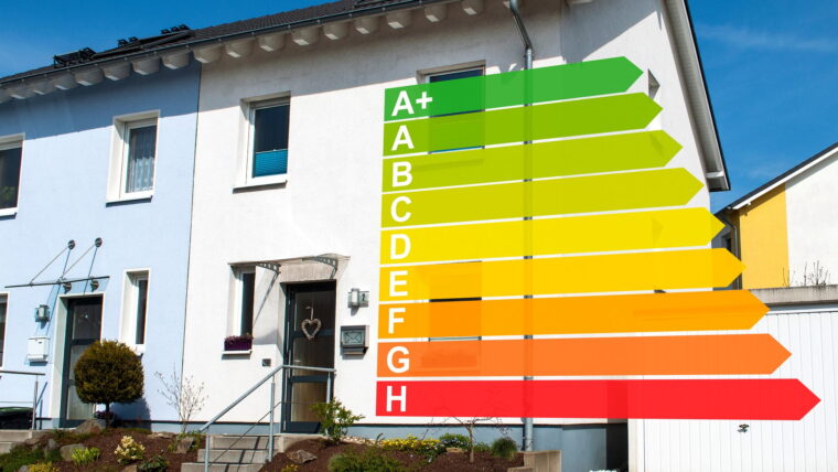 Skala zum Energieausweis liegt über einem Haus.