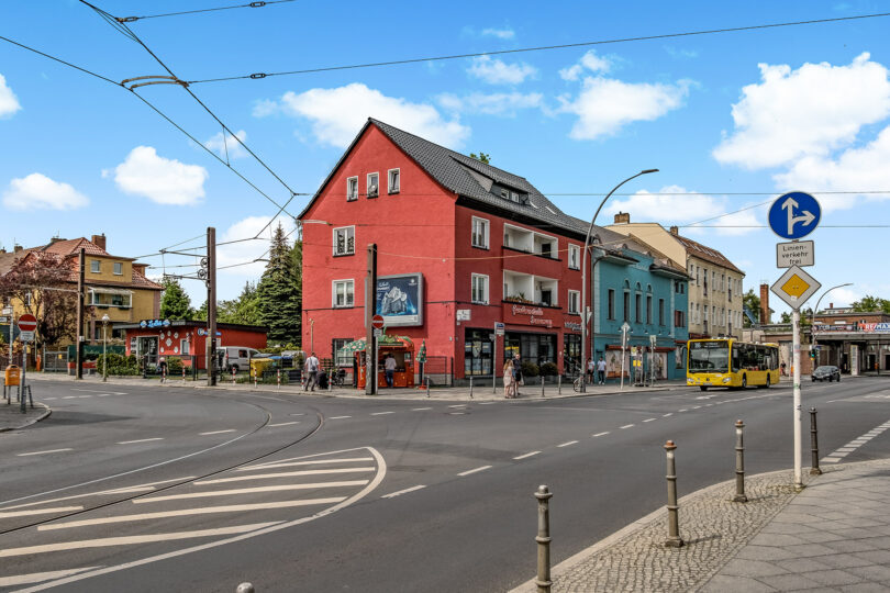 Bunte Häuser an einer Kreuzung in Mahlsdorf