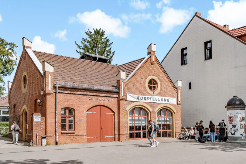 Der Immobilienmakler macht ein Foto von der historischen Feuerwache in Eichwalde