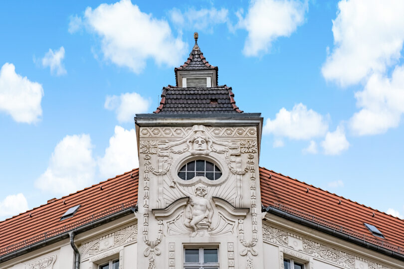 Historische Fassade in Altglienicke vom Immobilienmakler fotografiert