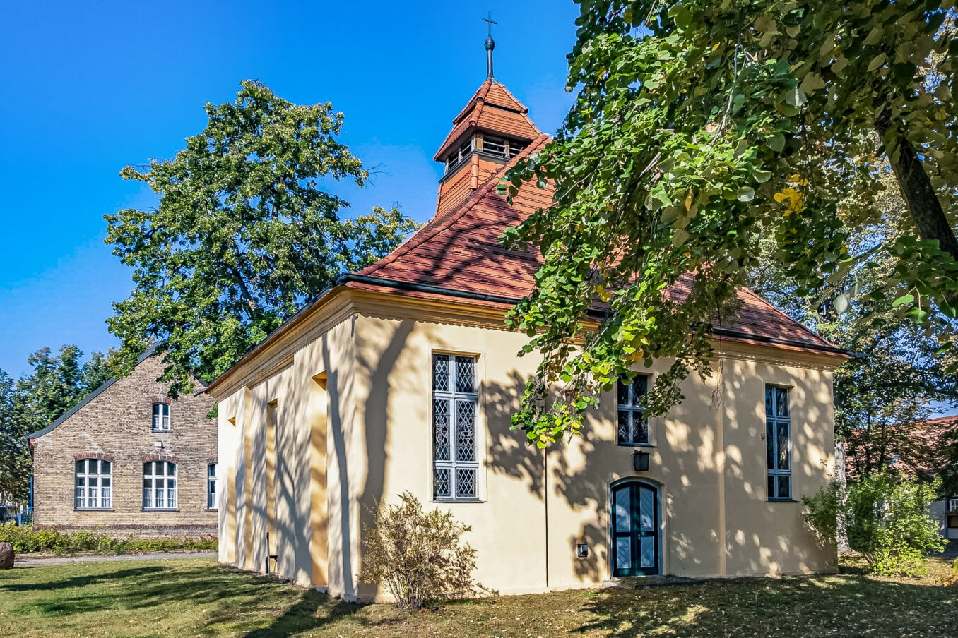 Der Immobilienmakler fotografiert die Kirche im Dorfkern von Müggelheim