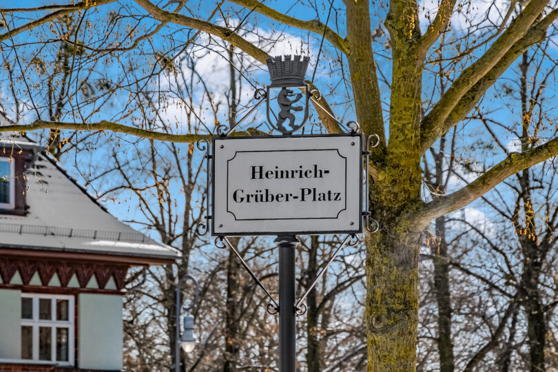 Detailaufnahme vom Schild am Heinrich-Grüber-Platz in Kaulsdorf