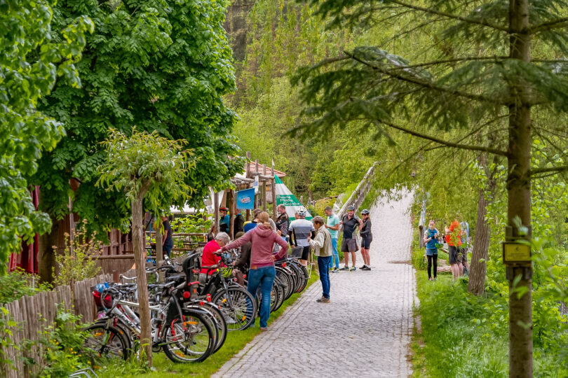 Fahrradfahrer machen eine Pause im Restaurant in Rahnsdorf
