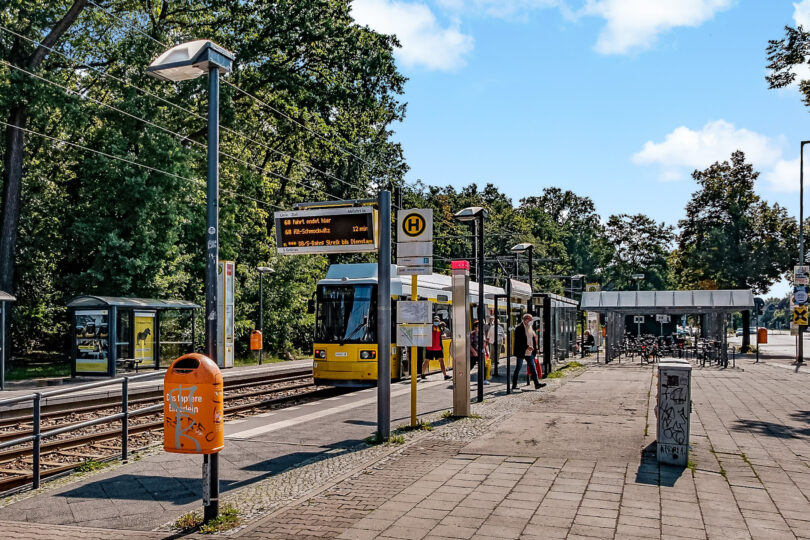 Der Immobilienmakler wartet auf die Straßenbahn am S-Bahnhof Grünau
