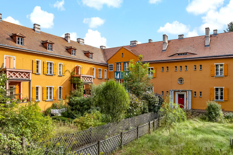 Wohngebäude mit grünem Garten in Bohnsdorf