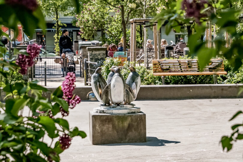 Park in Berlin Friedrichshain mit Pinguinstatue