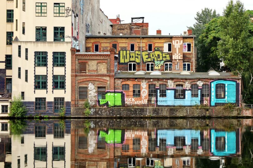 Häuser mit Graffity am Wasser in Kreuzberg